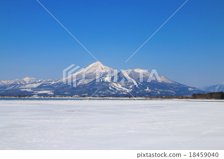 Bandai Mountain in winter and Lake Inawashiro 18459040