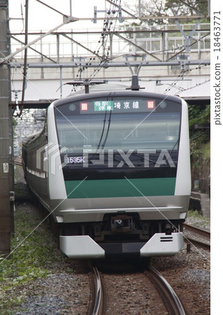 在橫穿鐵路道口緊急停止之前穿過的Saikyo線 18463771