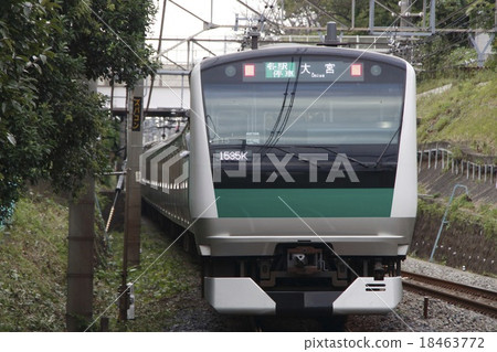 在橫穿鐵路道口緊急停止之前穿過的Saikyo線 18463772