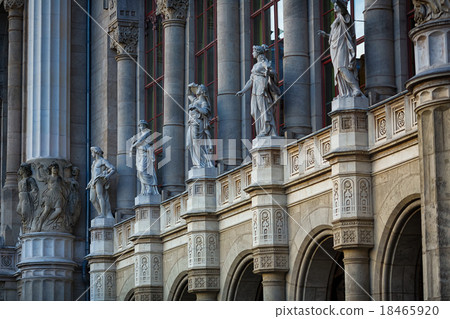 The statues on the facade 18465920