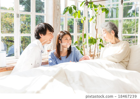 老年婦女在床上放鬆 18467239