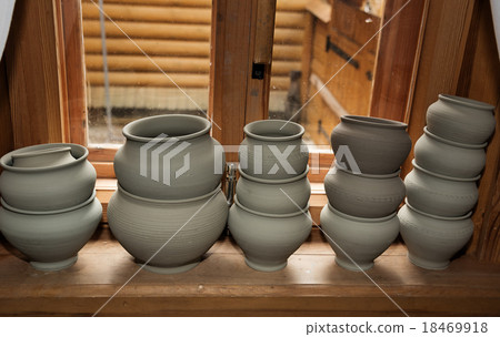 Clay pots 18469918