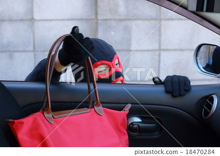 一名男子（汽車犯罪小偷犯罪罪犯非法罪犯小人盜竊眼睛帽子偽裝疑似案件罪犯） 18470284