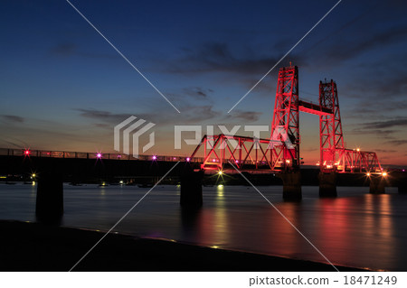 在黃昏的上升的橋樑 18471249