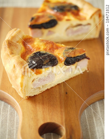 鹽豬和西梅的乳蛋餅 18471812