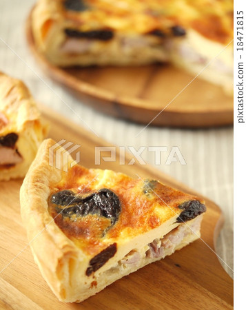 鹽豬和西梅的乳蛋餅 18471815