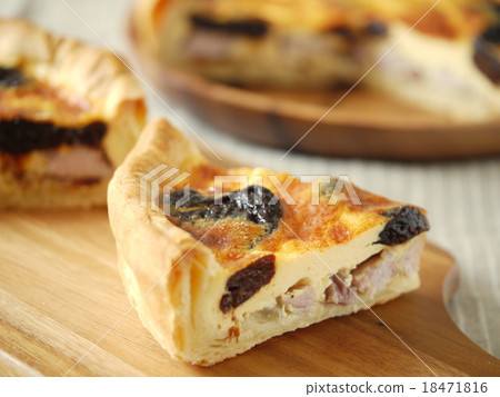 Quiche of salt pig and prune Quiche of salt pig and prune 18471816