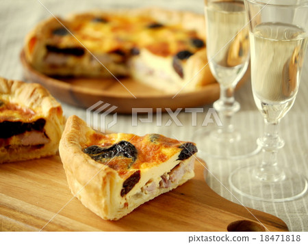Quiche and wine of salt pork and prune (horizontal position) 18471818