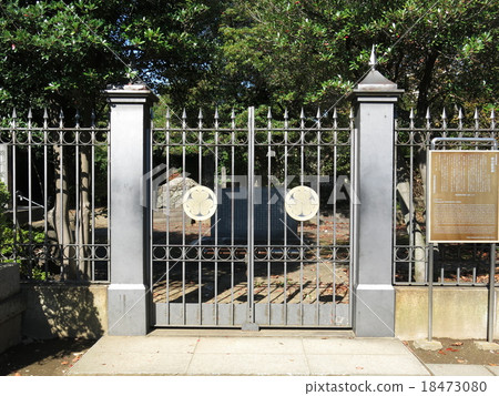 The grave of Tokugawa Yoshinobu in the Yanaka cemetery (Kanonaga cemetery) 18473080