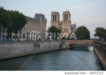 巴黎圣母院 18473112
