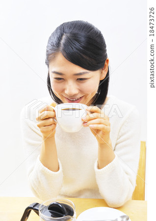 一個女人喝咖啡 一個女人喝咖啡 18473726