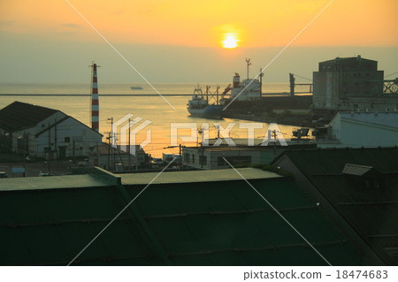 Morning of Otaru Harbor 18474683