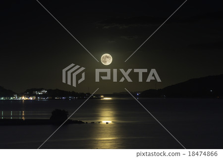 滿月和月光和海 18474866