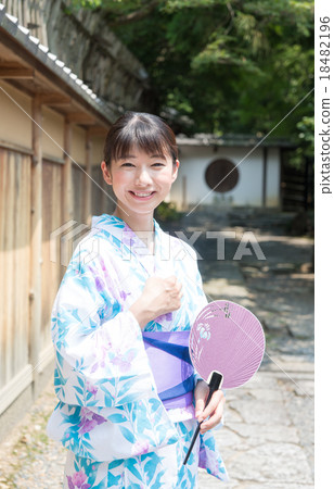 漫步在京都觀光的yukata的一個少婦 18482196