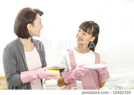 Mother's help Daughter washing dishes 18482356