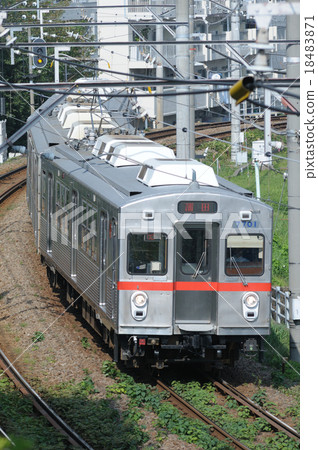 Tokyu Ikegami線在秋天晴朗的Osaki Hirokoji 7700系列火車附近運行 18483871