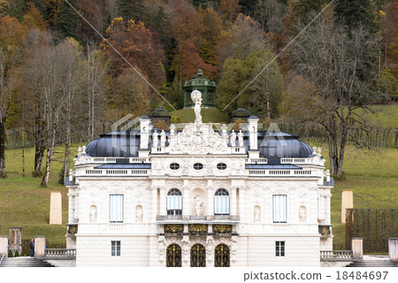 Linderhof城堡在深秋 18484697