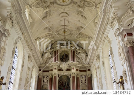 在聖科洛曼教堂裡面 18484752