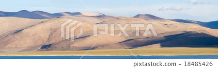 Tso Kar - salty high altitude Himalayan lake  18485426