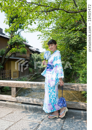A young woman in a yukata roaming sightseeing in Kyoto 18485472