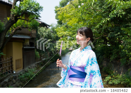 A young woman in a yukata roaming sightseeing in Kyoto 18485482