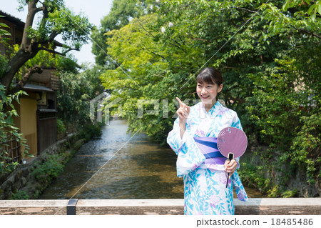 A young woman in a yukata roaming sightseeing in Kyoto 18485486