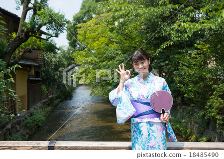A young woman in a yukata roaming sightseeing in Kyoto 18485490