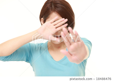 A woman who refuses 18486476