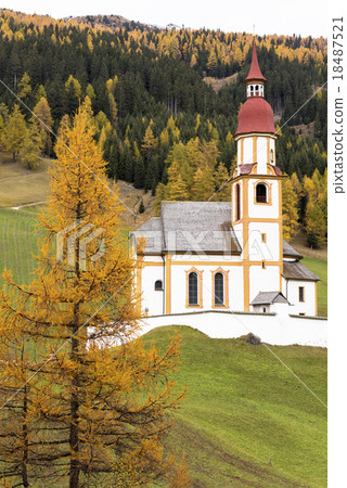 Obernberg教會蒂羅爾谷的秋天風景 18487521