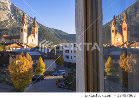 蒂羅爾谷的泰爾夫斯教堂 18487668