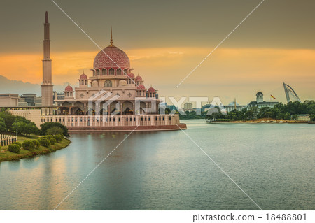 Sunset over Putrajaya Mosque, Kuala Lumpur 18488801