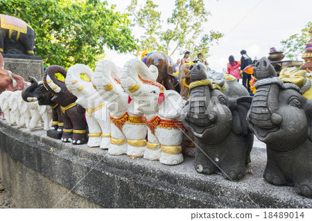 Elephant sculpture to worship in the temple 18489014