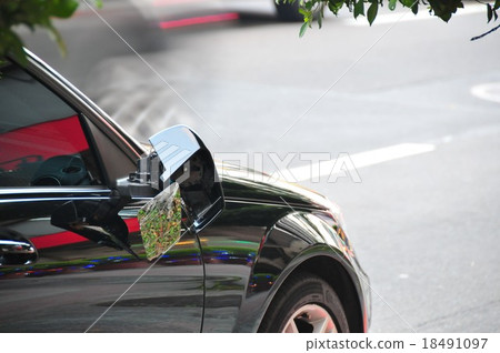 Door mirror broken in a contact accident Door mirror broken in a contact accident 18491097