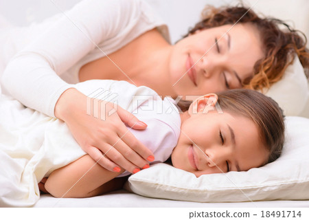 Delighted mother and daughter sleeping Delighted mother and daughter sleeping 18491714