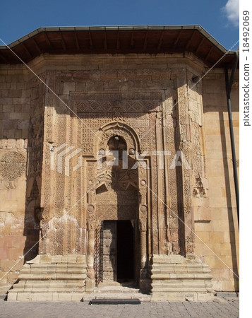 Divly's big mosques and hospitals Divly's big mosques and hospitals 18492069