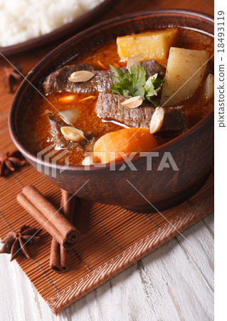 圖庫照片: thai beef massaman curry with peanuts close-up