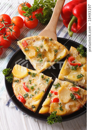 圖庫照片: pieces of spanish tortilla with potatoes closeup