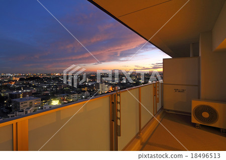 從陽台的晚上視圖 從陽台的晚上視圖 18496513