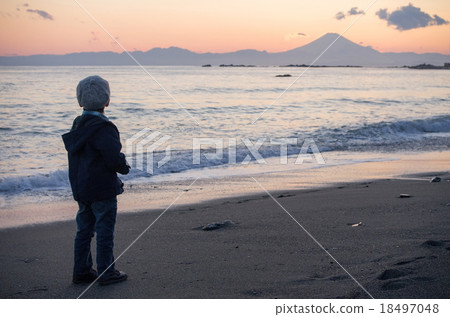 在日落和兒童的剪影后的風景 18497048