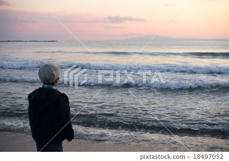 在日落和兒童的剪影后的風景 18497052