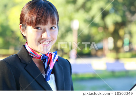 一條圍巾的年輕女子 18503349