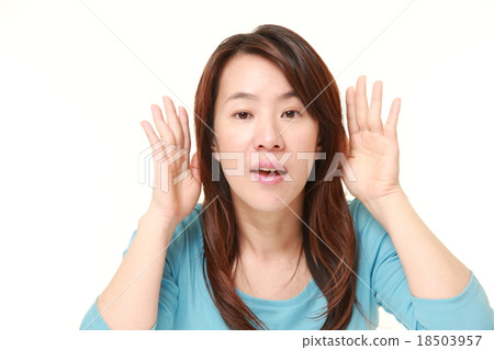 一個女人聽耳朵 一個女人聽耳朵 18503957