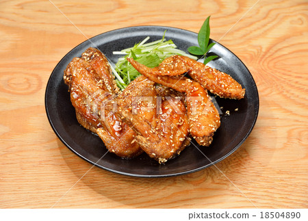 Nagoya specialty "chicken wings (spicy chili)". Serve with mizuna. 18504890
