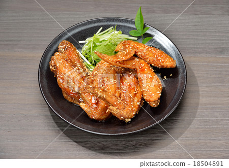 名古屋特產“雞翅（辣椒）”。與mizuna一起服務。 18504891