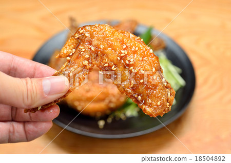 Nagoya specialty "chicken wings (spicy chili)". Serve with mizuna. 18504892