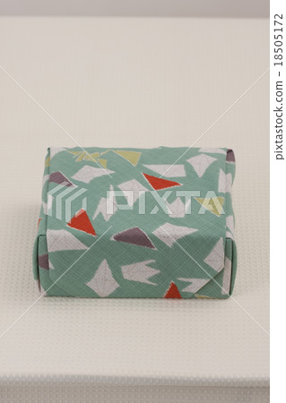 A flat packet 18505172