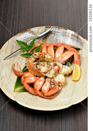 北海道的毛蟹(毛蟹),去殼烹飪方便吃。 北海道的毛蟹(毛蟹),去殼烹飪方便吃。 18506116