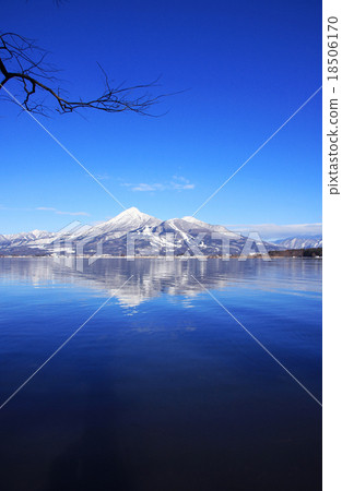 Lake Inawashiro Lake and Bandai mountain in winter 18506170