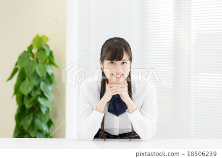 制服的學校女孩在一張白色桌前面 18506239