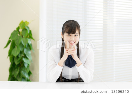 制服的學校女孩在一張白色桌前面 18506240